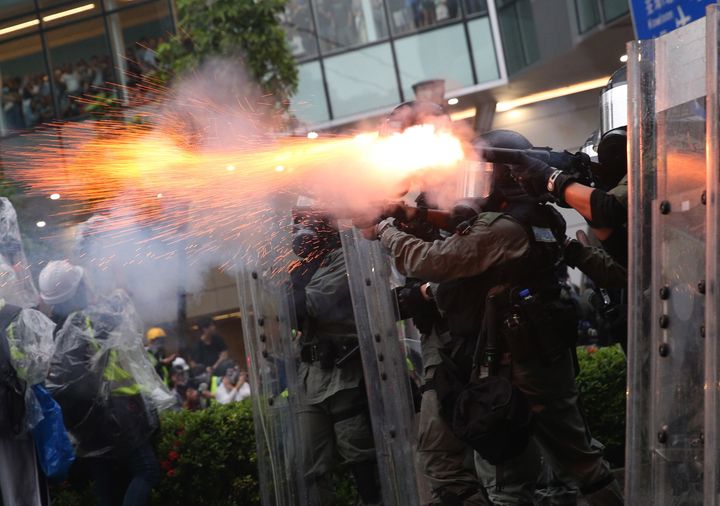 催涙弾を発射する香港警察