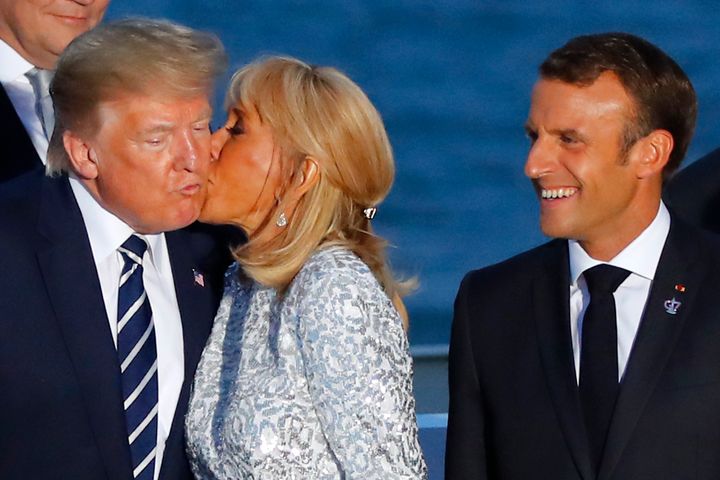 Ο πρόεδρος των ΗΠΑ φρόντισε να πάρει, πάντως, την «εκδίκησή» του, δίνοντας ένα ιδιαίτερα θερμό φιλί στην Μπριζίτ Μακρόν. Ο Γάλλος πρόεδρος, ωστόσο, δεν έδειξε να ανησυχεί.