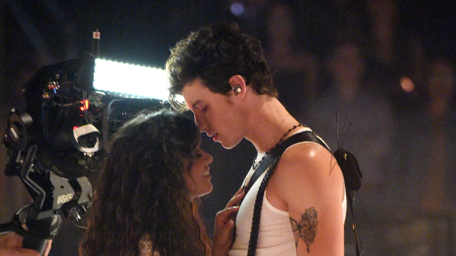 Shawn Mendes And Camila Cabello Perform Senorita At 19 Vmas Huffpost Canada Life Shawn Mendes And Camila Cabello Perform Senorita At 19 Vmas Huffpost Canada Life