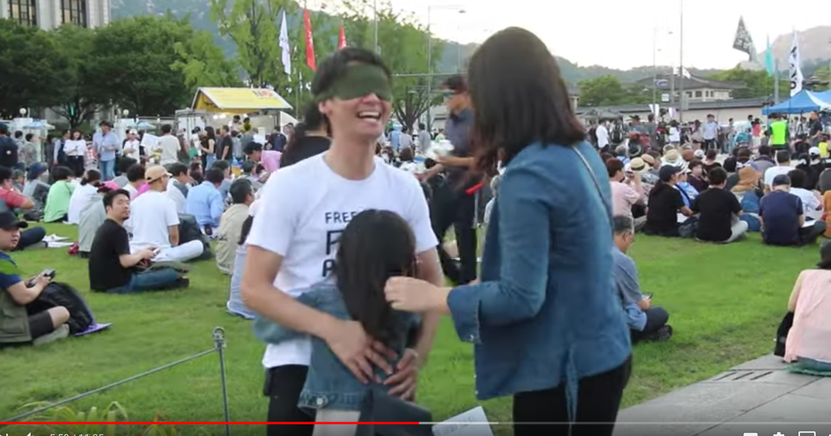 韓国の反日本政府デモで フリーハグを求めた日本人に反響 彼らは日本人を嫌いなわけじゃない ハフポスト