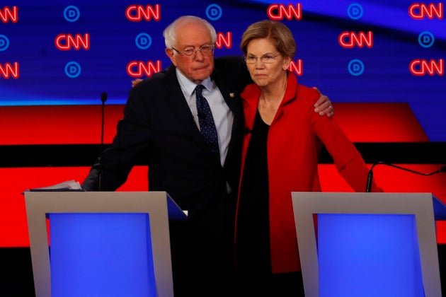 Bernie Sanders y Elizabeth Warren, dos viejos amigos, se saludan despu&eacute;s del debate entre aspirantes...