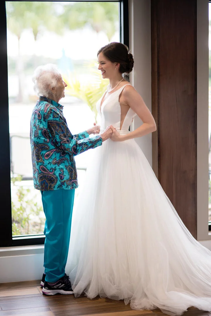 Her Grandma Couldn T Fly To Her Wedding So This Bride Did The