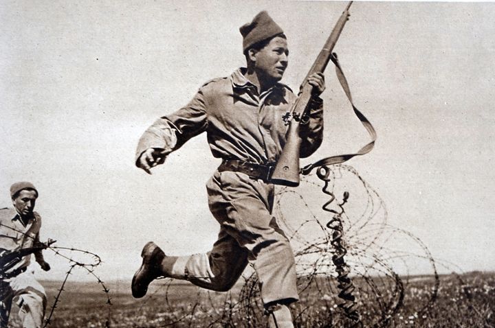Greek soldier running during combat in the Greek civil War 1948. (Photo by: Universal History Archive/ Universal Images Group via Getty Images)