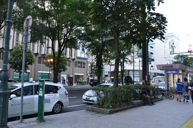 男性が警察から排除されたという札幌三越近くの路上。車道に安倍晋三首相が乗る選挙カーが停められていたという＝札幌市内