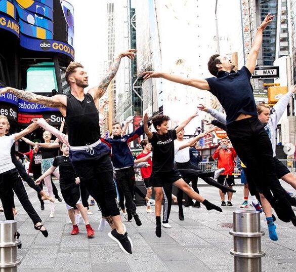 タイムズスクエアで男性ダンサーが集結して行われたバレエクラスの様子