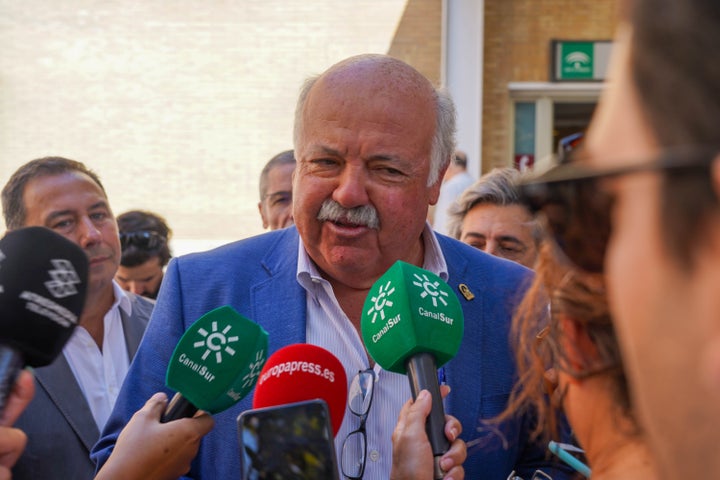 El consejero Aguirre, el 16 de agosto, visitando el Hospital Virgen del Rocío de Sevilla.