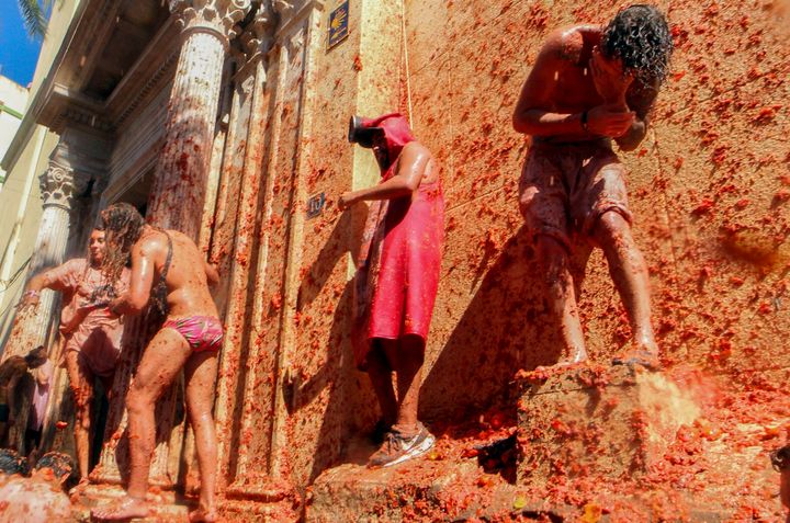 Participantes se arrojan tomates los unos a los otros en el evento anual Tomatina, una festiva batalla de tomates en el pueblo de Buñol, cerca de Valencia, España, el miércoles 28 de agosto de 2019. (AP Foto/Alberto Saiz)