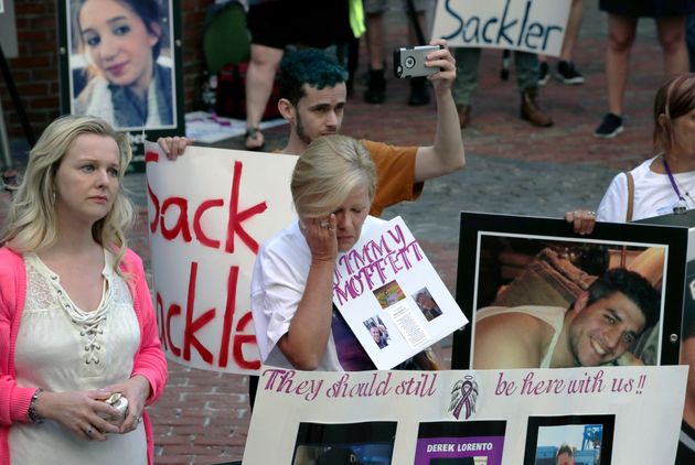 Parenti di persone morte per overdose di oppioidi protestano in occasione di un'udienza sul caso Purdue