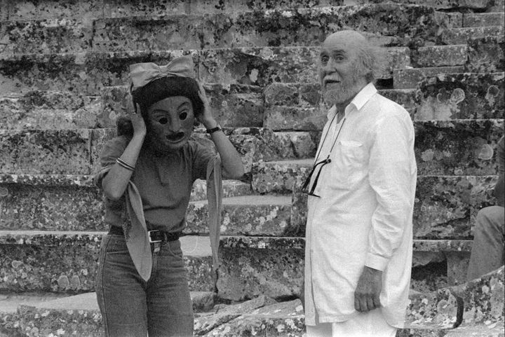 Ο Γιάννης Τσαρούχης και πίσω από τη μάσκα η Ρένη Πιττακή (Επίδαυρος,1986)