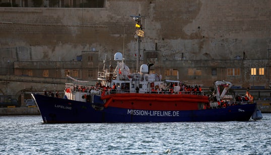 Plus de 200 migrants à nouveau bloqués en mer sur des navires de