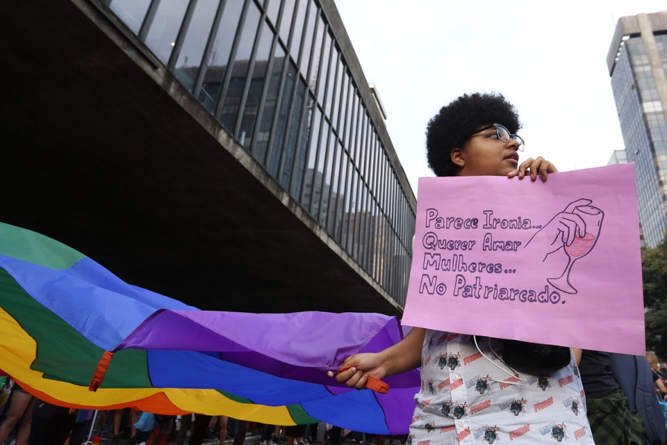 Manifestante segura cartaz na Marcha pela Visibilidade L&eacute;sbica, em