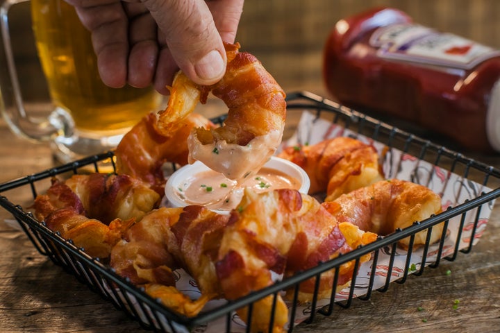 Bacon Shrimp: camarões rosas envoltos em bacon.