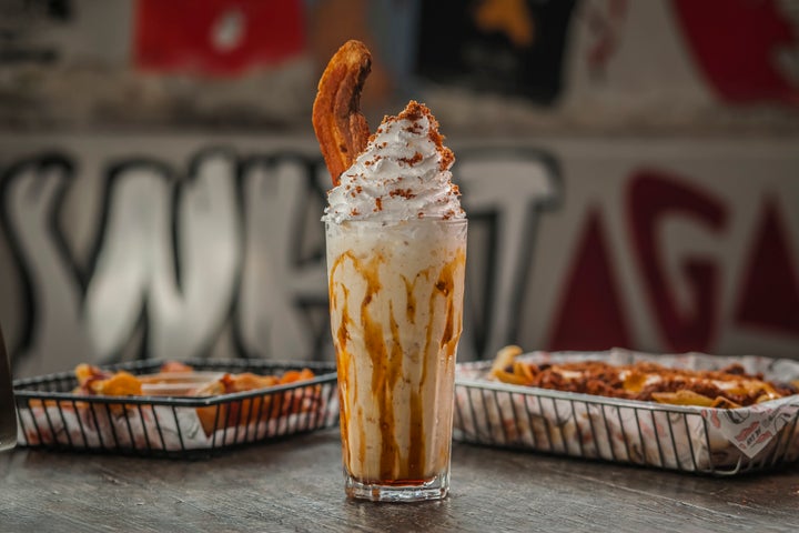 Porky Shake: milk shake com sorvete de creme, xarope de bordo, farofa de bacon crocante e chantilly, acompanhado de fatia de bacon de costela.