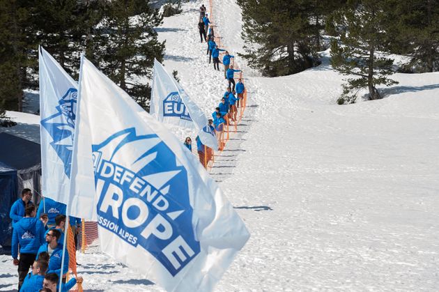 Des activistes de Génération identitaire menant une action anti-migrants dans les Alpes...
