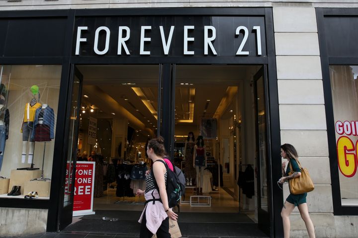 LONDON, UNITED KINGDOM - 2019/08/09: Shoppers walk past a branch of Forever 21 store in central London. (Photo by Steve Taylor/SOPA Images/LightRocket via Getty Images)