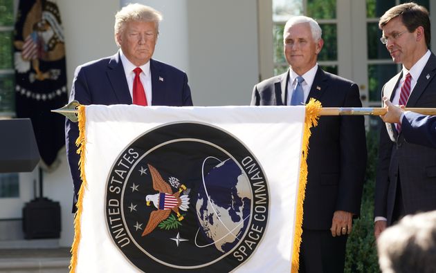 Donald Trump, son vice-président Mike Pence et son ministre de la Défense Mark Esper derrière...
