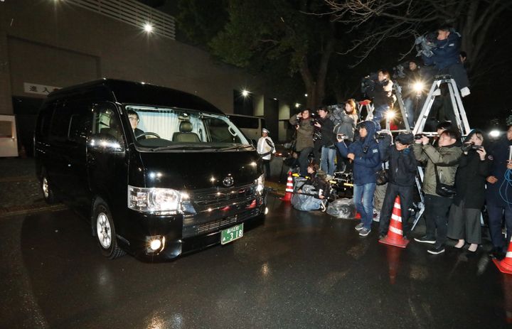 警視庁を出る保釈された俳優の新井浩文被告を乗せた車＝2月27日午後、東京・霞が関の警視庁