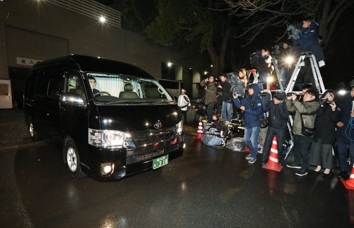 警視庁を出る保釈された俳優の新井浩文被告を乗せた車＝2月27日午後、東京・霞が関の警視庁