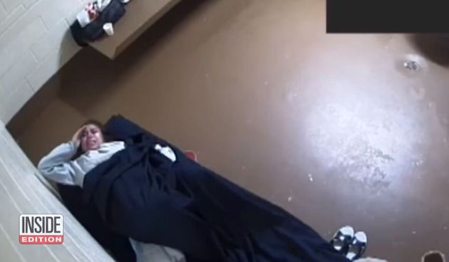 Το βίντεο που βγήκε στην δημοσιότητα δείχνει την Νταϊάνα Σάντζεζ ξαπλωμένη στο κρεβάτι να φωνάζει από τους πόνου/ Screenshot