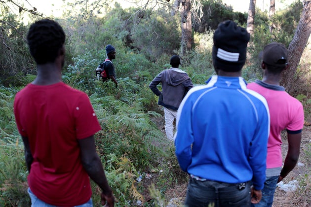 Des migrants africains dans les montagnes près de Tanger, le 25 juin 2019.