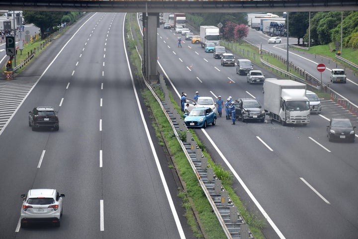 「あおり運転」の実況見分が行われていた茨城県守谷市の常磐自動車道で起きた複数の車が絡む事故＝31日午前10時50分ごろ 