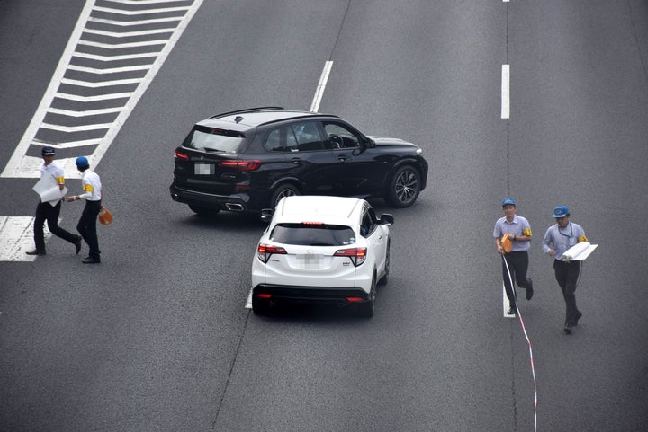 常磐道上り線で男性会社員が「あおり運転」を受け殴られた事件の実況見分で、当時の状況を確認する捜査員ら＝３１日午前、茨城県守谷市（一部画像処理しています）（了）【編注】車両のナンバーにモザイクを掛けています。 