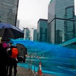 Pourquoi la police de Hong Kong met du bleu dans ses canons à
