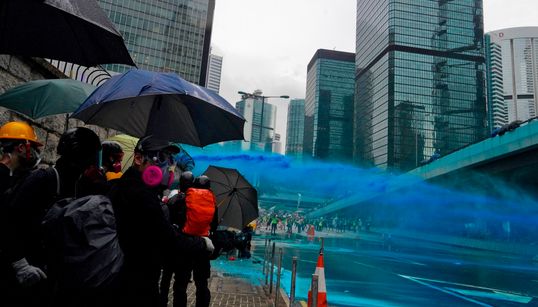 Pourquoi la police de Hong Kong met du bleu dans ses canons à