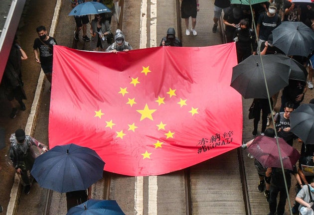 香港デモ 中国国旗をナチス風に改造した旗を掲げたグループも ハフポスト 香港デモ 中国国旗をナチス風に改造した旗を掲げたグループも ハフポスト