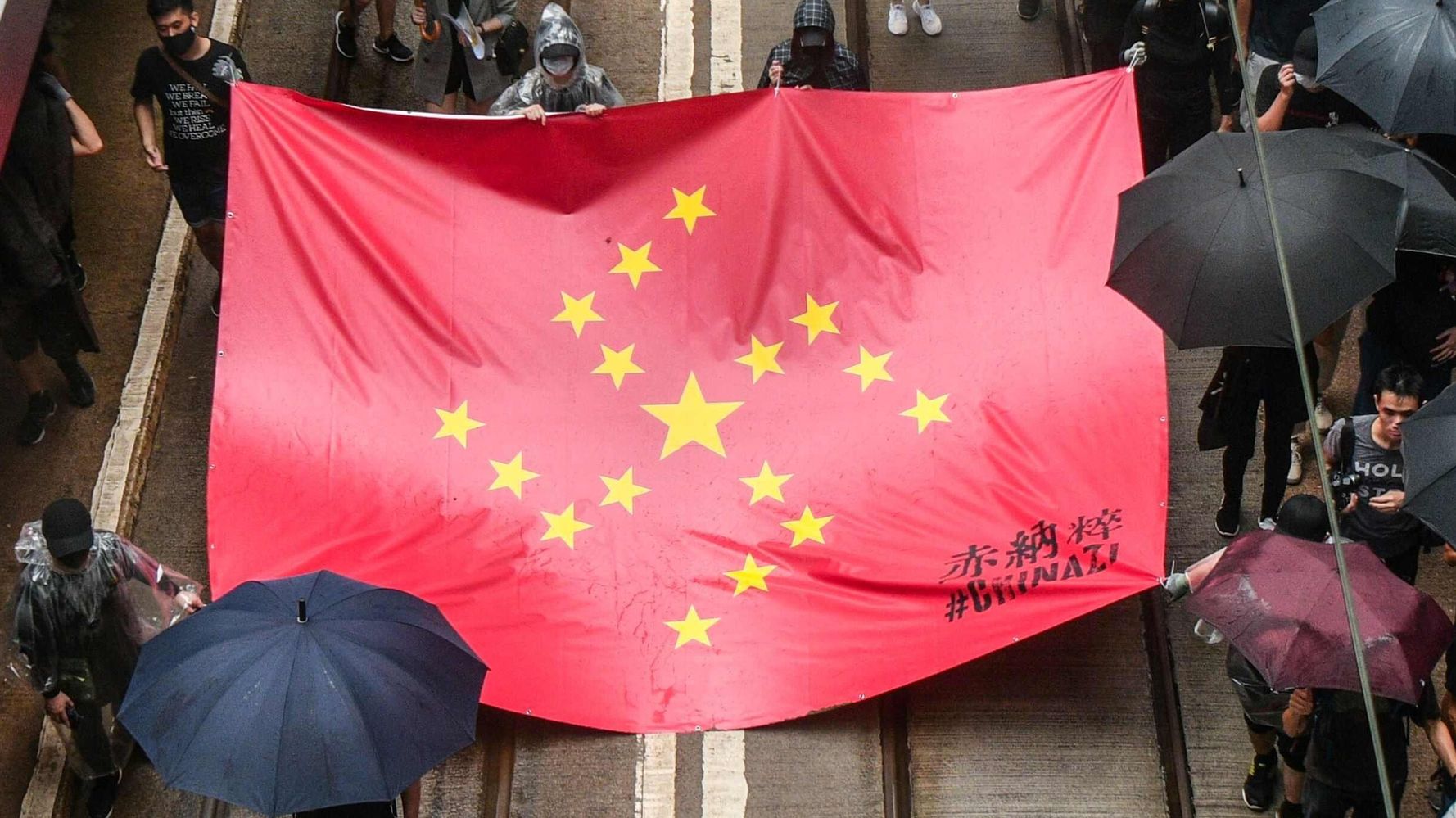香港デモ 中国国旗をナチス風に改造した旗を掲げたグループも ハフポスト