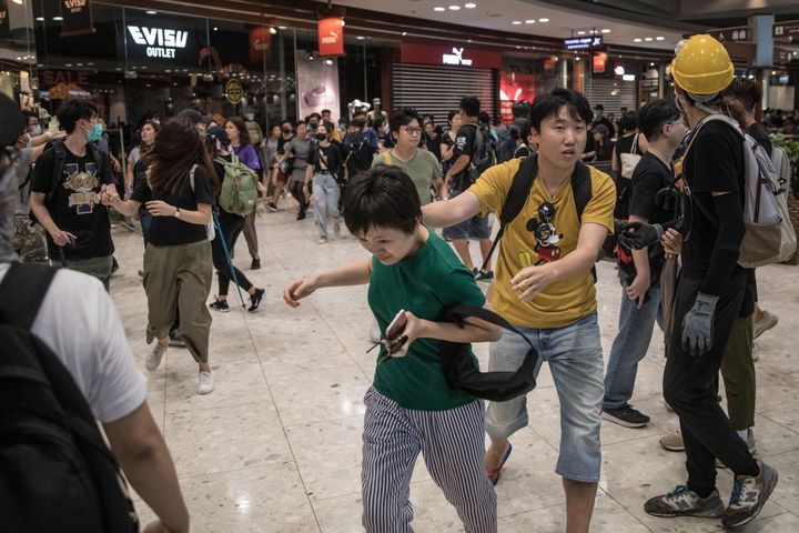 Διαδηλωτές σε μετρό του Χονγκ Κονγκ. 