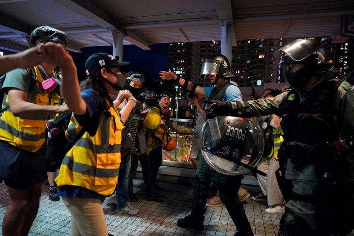 Διαδηλωτές και αστυνομία κοντά στο αεροδρόμιο του Χονγκ Κονγκ.