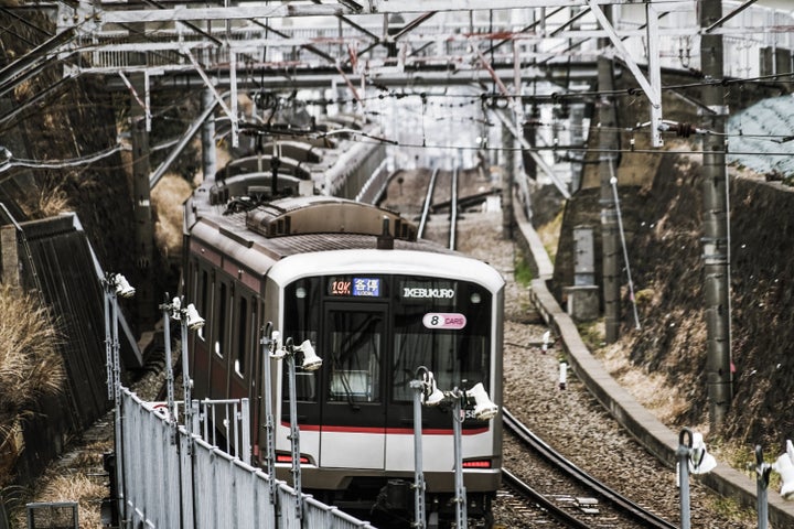 大倉山駅付近を走行する東急東横線の車両