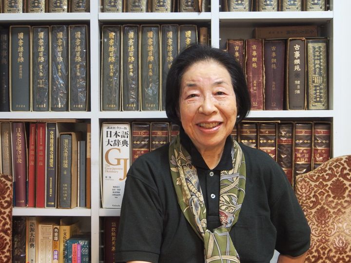 生活史研究家の小泉和子さん。1971年に生活史研究所を設立し、家具をはじめ、生活道具の歴史を調べている。洋画を学び、工学博士の肩書きも持つ。