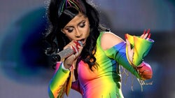 Cardi B en arc-en-ciel vivant dans une combinaison