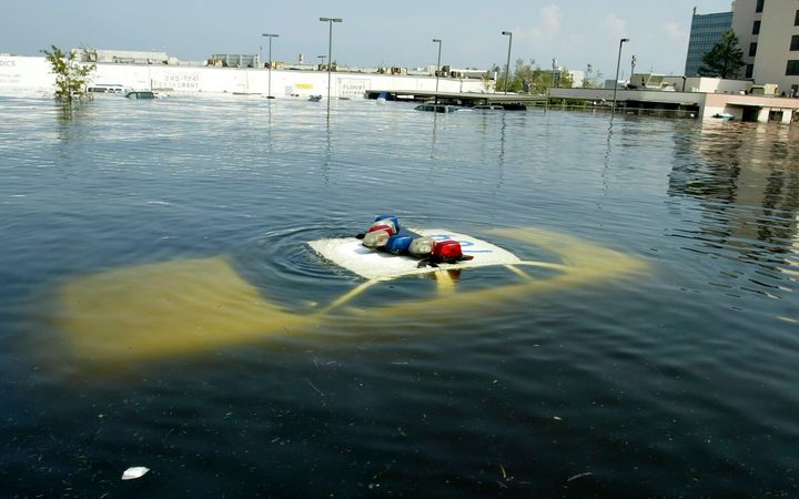 Μία από τις πιο αναγνωρίσιμες φωτογραφίες από τις καταστροφές στο πέρασμα του ο τυφώνας Κατρίνα. Ένα περιπολικό αναδύεται στη Νέα Ορλεάνη...31 Αυγούστου 2005. REUTERS/Rick Wilking RTW/CN