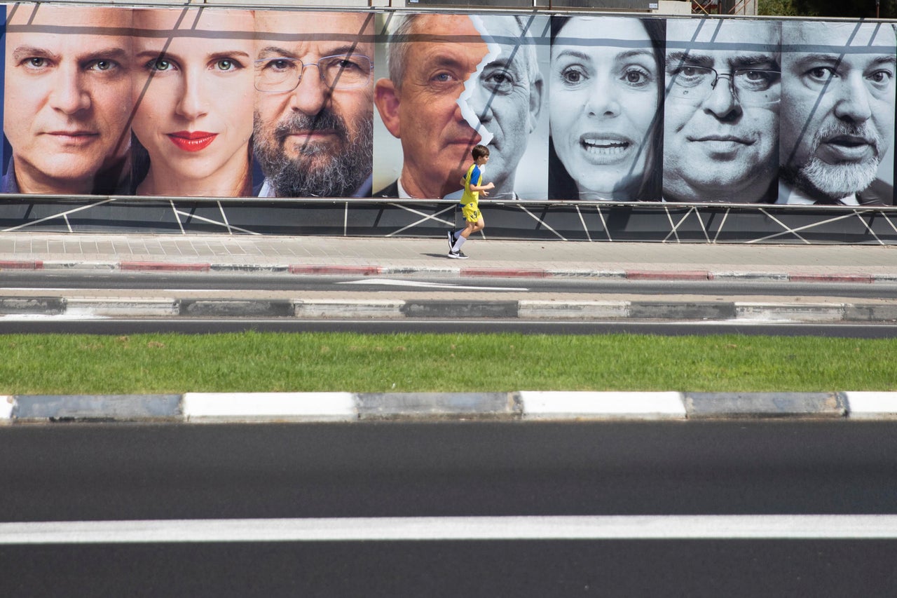 Υποψήφιοι στις επερχόμενες εκλογές στο Ισραήλ. Από τα αριστερά προς τα δεξιά Nitzan Horowitz, Stav Shaffir, Ehud Barak, Benny Gantz, Miri Regev, David Bitan και ο Avigdor Lieberman (AP Photo/Sebastian Scheiner)