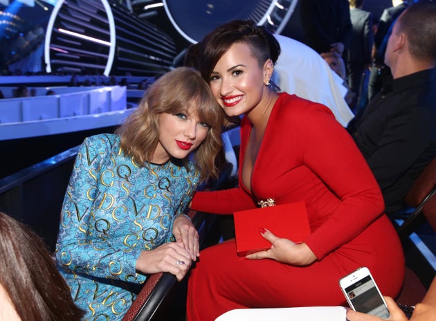 Taylor Swift (L) and Demi Lovato pose for a photo together at the 2014 MTV Video Music