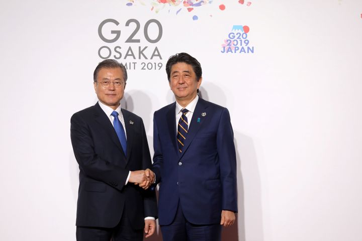 G20大阪サミットで握手する安倍晋三首相（右）と韓国の文在寅大統領＝2019年06月28日 