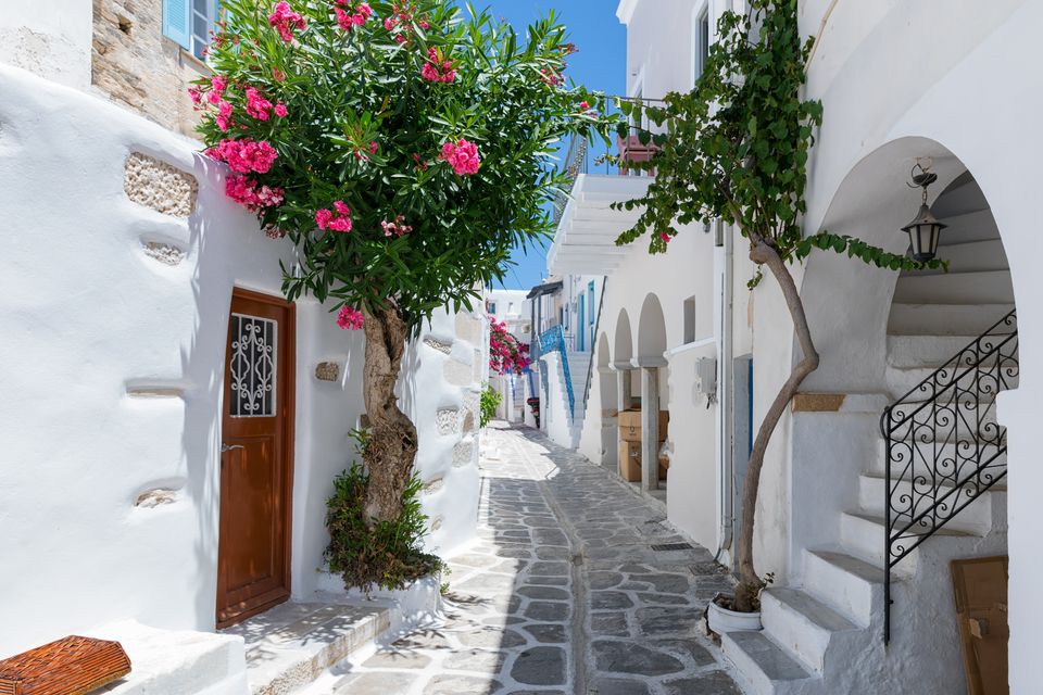 Τα ελληνικά νησιά των διακοπών όπου οι ντόπιοι δεν βρίσκουν σπίτι για να