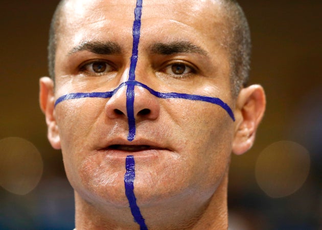 Ενας Ομογενής από την Αυστραλία, φίλαθλος του Αρη αλλά βαμμένος στα χρώματα της Ελλάδας, στις κερκίδες του Ολυμπιακού Πάρκου Νεότητας της Ναντζίνγκ.