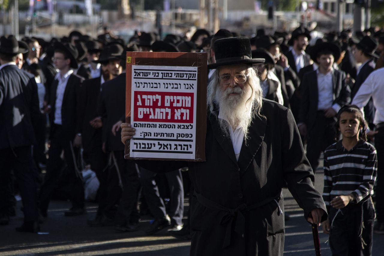 Υπερορθόδοξοι Εβραίοι διαδηλώνουν την αντίθεσή τους στην υποχρεωτική στρατιωτική θητεία.
