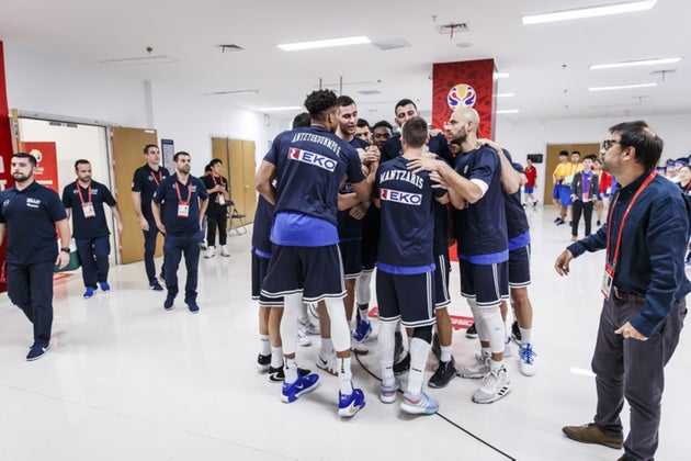 Ο «όρκος» των Ελλήνων διεθνών πριν από το ματς.