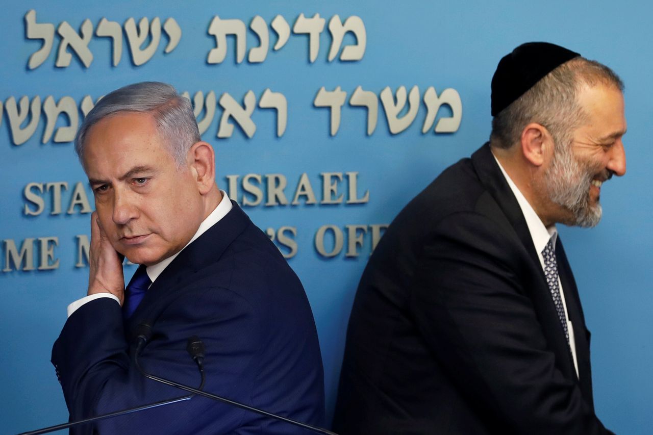 Παλαιότερη φωτογραφία του πρωθυπουργού του Ισραήλ Βενιαμίν Νετανιάχου με τον σημερινό επικεφαλής του Shas στα δεξιά (πρώην υπουργού Εσωτερικών) Aryeh Deri- April 2, 2018. REUTERS/Ronen Zvulun