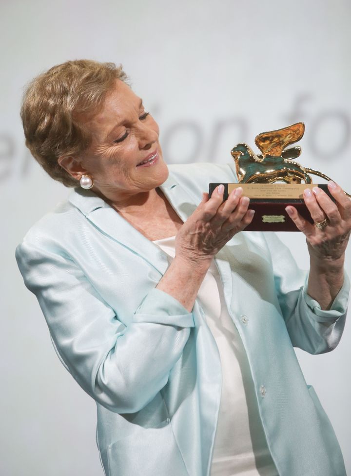 Η Τζούλι Αντριους παραλαμβάνει τον «Χρυσό Λέοντα» στο 76ο Φεστιβάλ Κινηματογράφου Βενετίας.