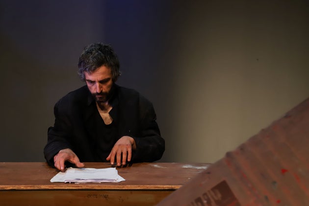 Ο Άρης Σερβετάλης στον «Ρινόκερο» του Ιονέσκο. Από τις πρόβες.