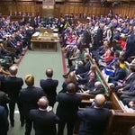 Johnson perd sa majorité au Parlement après un coup de théâtre en pleine