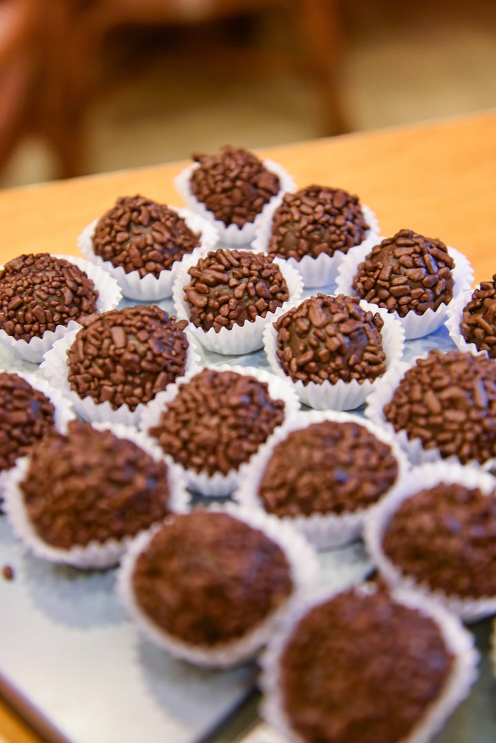 Chocolate em pó, manteiga, leite condensado e granulados de chocolate: eis uma combinação sem erro.