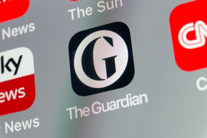 London, UK - August 02, 2018: The buttons of The Guardian, Sky News, CNN, BBC News and The Sun newspaper on the screen of an iPhone.（イメージ写真）