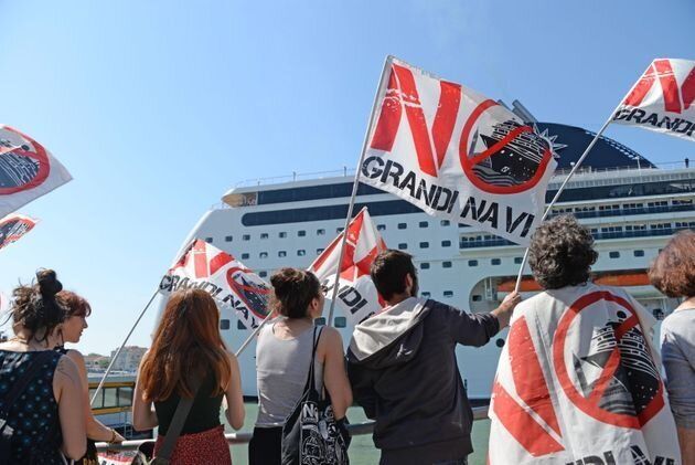 伊北部ベネチアで、巨大クルーズ船が観光客船に衝突した後、大型船の来航に抗議する人々（イタリア・ベネチア）